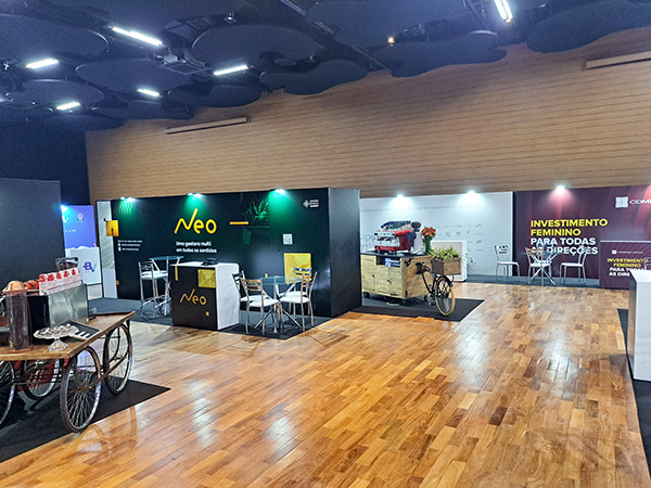 Stands / Women Invest