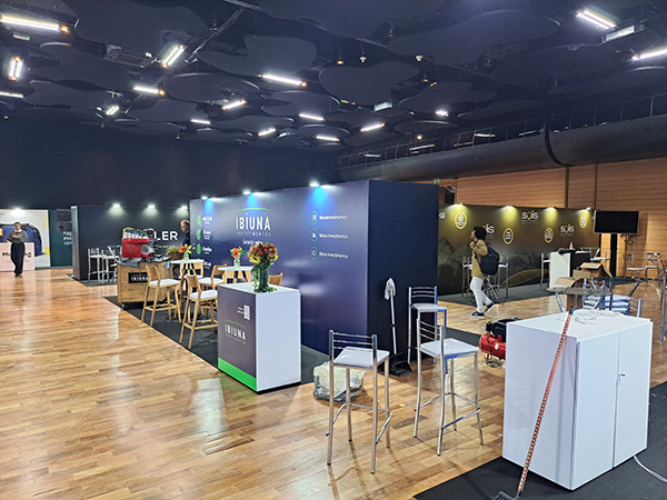 Stands / Women Invest