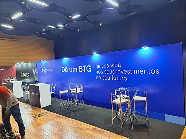 Stands / Women Invest