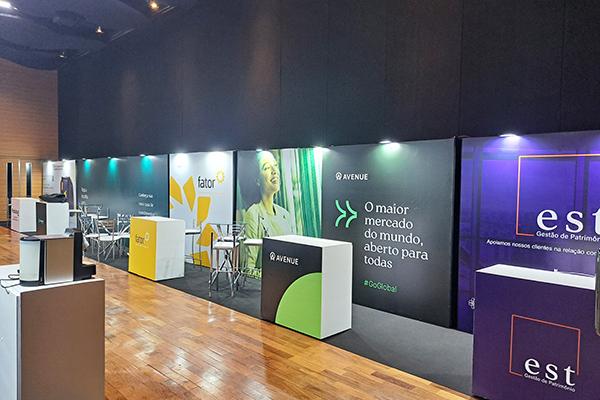 Stands / Women Invest