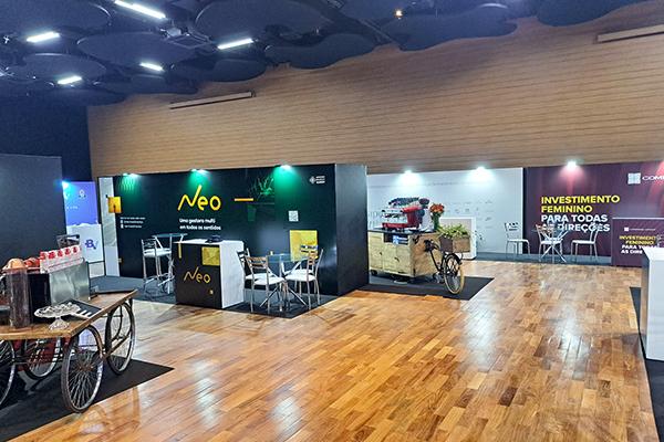 Stands / Women Invest